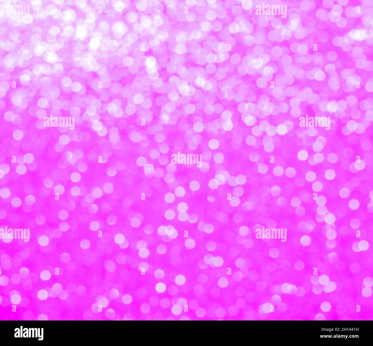 Lila Bokeh auf einem rosa Hintergrund. Helle künstlerische Tapete. Modernes Dekorationskonzept. Vintage-Tapete. Grafischer farbiger Hintergrund. Karte auf einem Schnurrspül Stockfoto