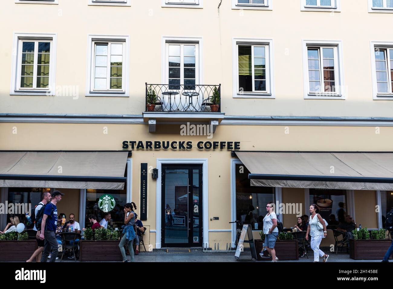 Warschau, Polen - 1. September 2018: Nowy Swiat, Einkaufsstraße mit Starbucks Coffee und Menschen in der Altstadt von Warschau, Polen Stockfoto