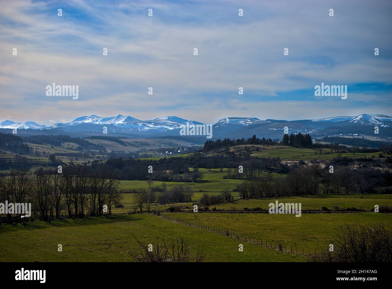 Sancy's Bergkette im Frühling und Blick auf die Weiden. Auvergne, Frankreich Stockfoto