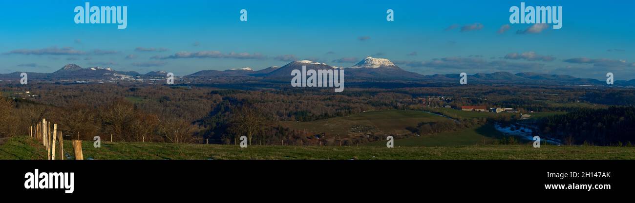 vue panoramique de la chaine des Puys en Auvergne. Puy-de-Dome et Puy-de-come enneigés au printemps Stockfoto