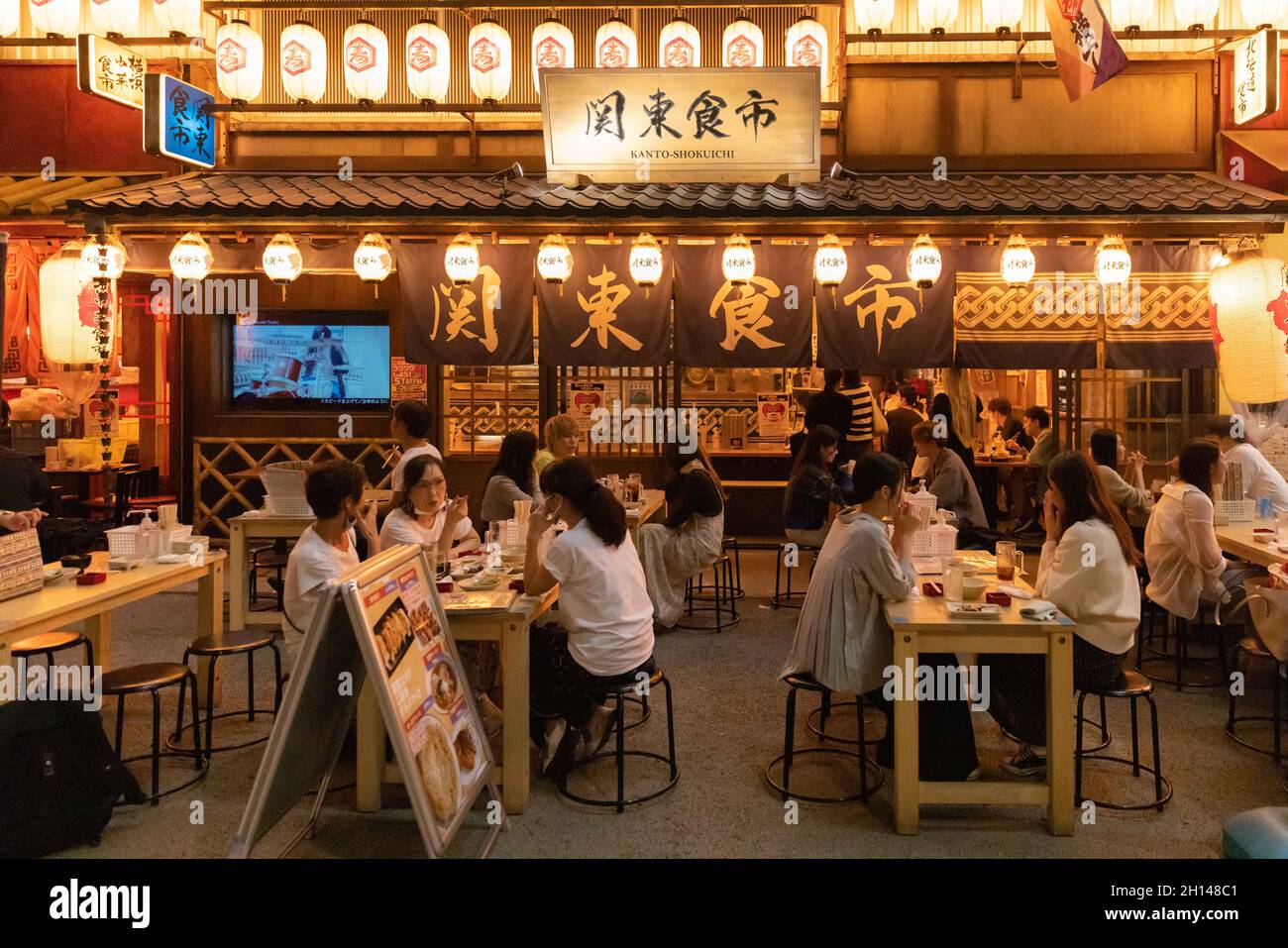 Kunden in einem Restaurant im Miyashita Park in Shibuya, Tokio.das Nachtleben in Tokyos Unterhaltungsviertel Shibuya kehrt wieder zur Normalität zurück, nachdem der mit dem Coronavirus in Verbindung stehende Ausnahmezustand in Tokio aufgehoben wurde. Restaurants und Bars können abends geöffnet sein und wieder Alkohol servieren. (Foto von Stanislav Kogiku / SOPA Images/Sipa USA) Stockfoto