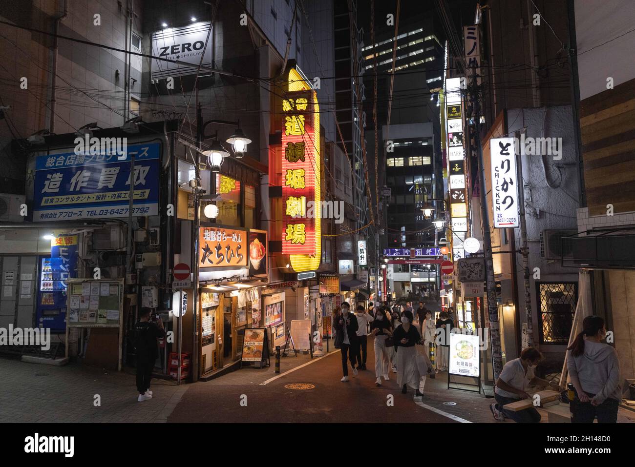 Die Menschen laufen entlang der Hyakkendana Straße im Shibuya Bezirk, Tokio.das Nachtleben im Unterhaltungsviertel von Tokio Shibuya kehrt wieder zur Normalität zurück, nachdem der mit dem Coronavirus verbundene Ausnahmezustand in Tokio aufgehoben wurde. Restaurants und Bars können abends geöffnet sein und wieder Alkohol servieren. (Foto von Stanislav Kogiku / SOPA Images/Sipa USA) Stockfoto