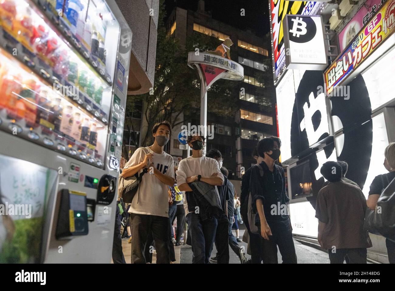 Maskierte Menschen gehen durch eine Gasse im Shibuya-Viertel in Tokio.das Nachtleben im Unterhaltungsviertel von Tokio Shibuya normalisiert sich wieder, nachdem der mit dem Coronavirus verbundene Ausnahmezustand in Tokio aufgehoben wurde. Restaurants und Bars können abends geöffnet sein und wieder Alkohol servieren. (Foto von Stanislav Kogiku / SOPA Images/Sipa USA) Stockfoto