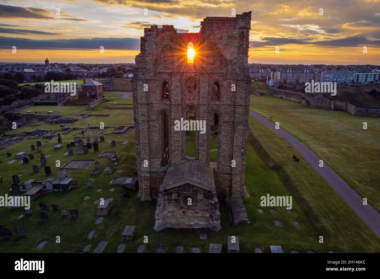 Luftaufnahme von Tyneside Priorat & Burg bei Sonnenuntergang Stockfoto