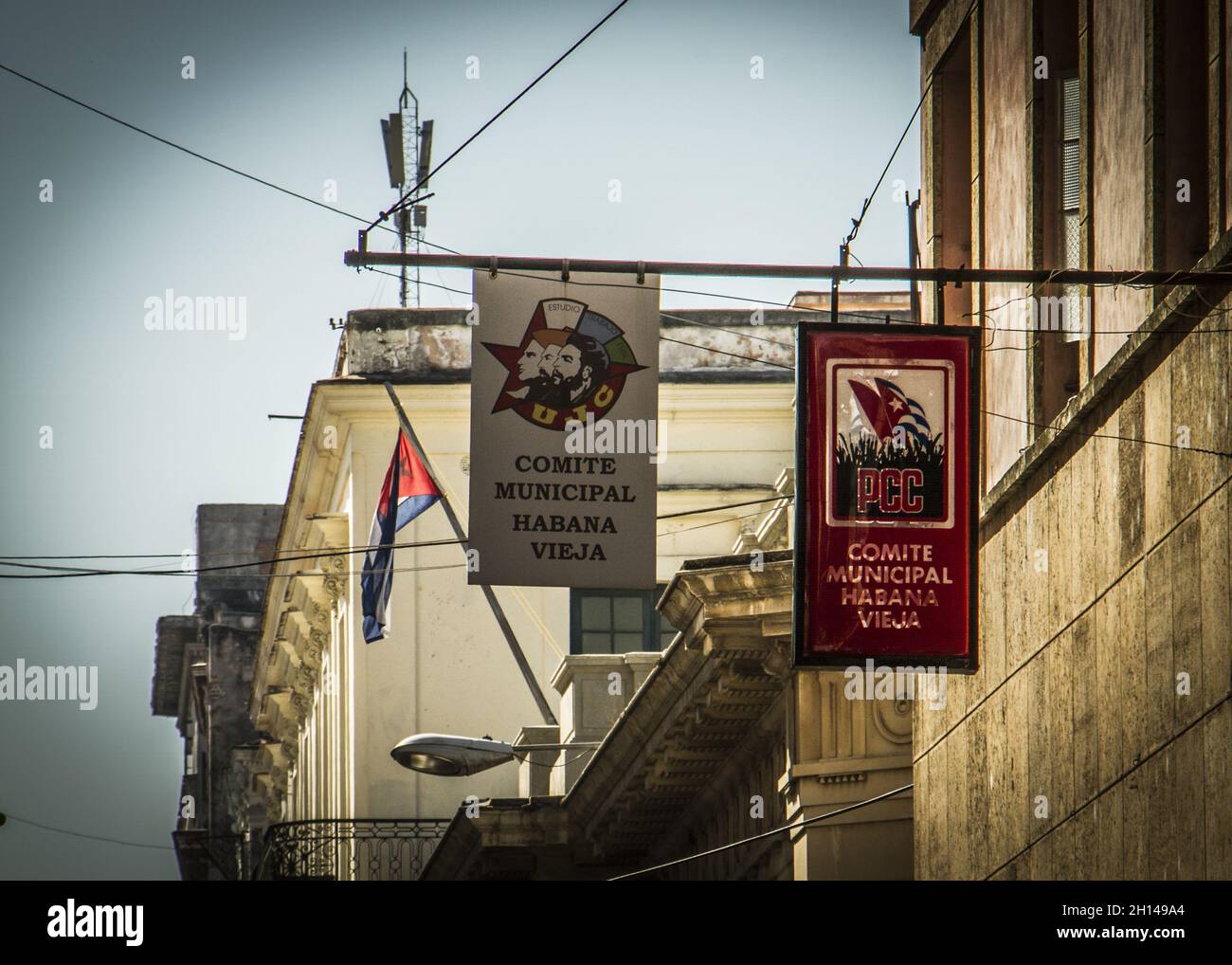 HABANA, KUBA - 08. Dezember 2016: Die Plakate in den Straßen der Kommunistischen Partei Kubas Stockfoto