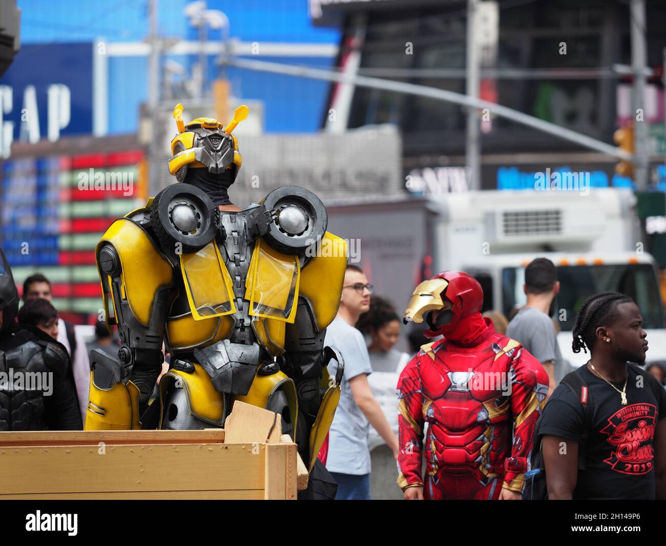 Bild von 2 Menschen, die bereit sind, mit Touristen in der Nähe des Times Square zu posieren. Stockfoto