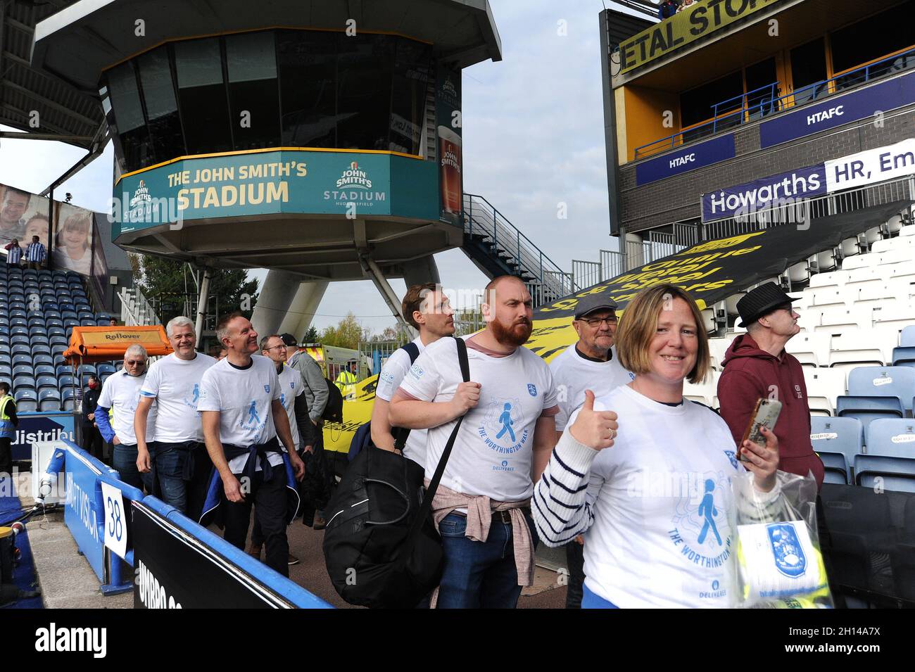 Huddersfield, Großbritannien. Oktober 2021. Huddersfield Town Fans absolvieren einen Spaziergang für den Frank Worthington Fonds zu Fuß von Elland Rd Leeds zum Shay in Halifax und dann zum heutigen Spiel im John Smiths Stadium Huddersfield in Huddersfield, Vereinigtes Königreich am 10/16/2021. (Foto von Graham Crowther/News Images/Sipa USA) Quelle: SIPA USA/Alamy Live News Stockfoto