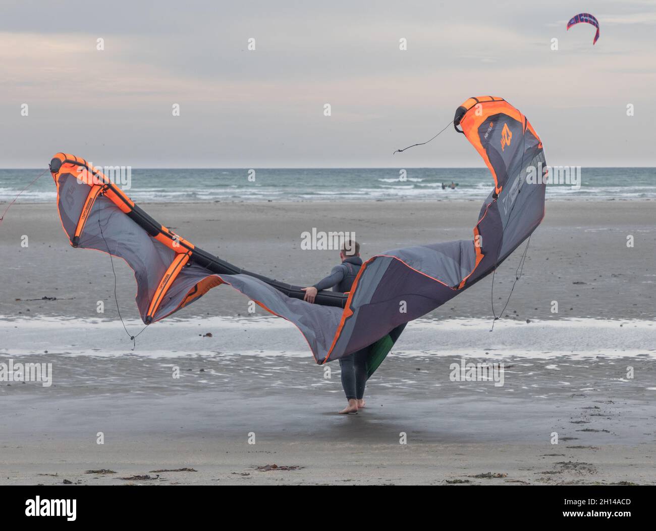 Harbor View, Cork, Irland. Oktober 2021. James Bendon von Kinsale geht mit seinem Kite zum Meer, um am Nachmittag im Harbour View, Co. Cork, Irland, zu surfen. - Bild; David Creedon Kredit: David Creedon/Alamy Live Nachrichten Stockfoto