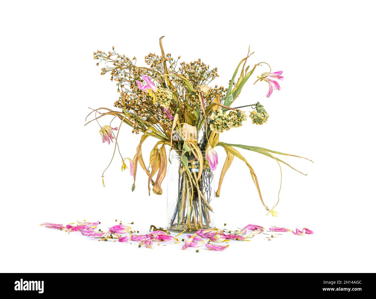 Verwelkt Blumen Bouquet in einer klaren Glasvase, Vintage gefiltert Stockfoto