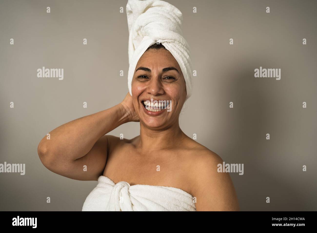 Happy Latin reife Frau mit Hautpflege Spa-Tag - Menschen Wellness Lifestyle-Konzept Stockfoto