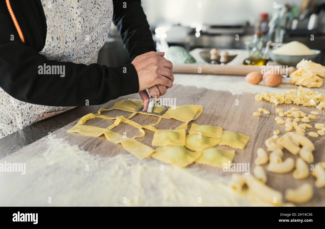 Nahaufnahme weiblicher Hände, die frische hausgemachte Ravioli-Pasta zubereiten Stockfoto