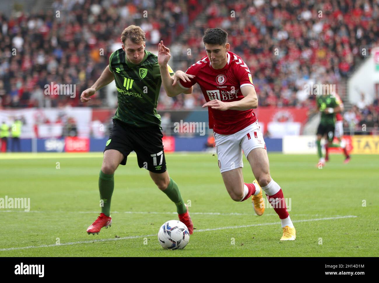 Callum O'Dowda von Bristol City und Jack Stacey von Bournemouth kämpfen beim Sky Bet Championship-Spiel am Ashton Gate in Bristol um den Ball. Bilddatum: Samstag, 16. Oktober 2021. Stockfoto