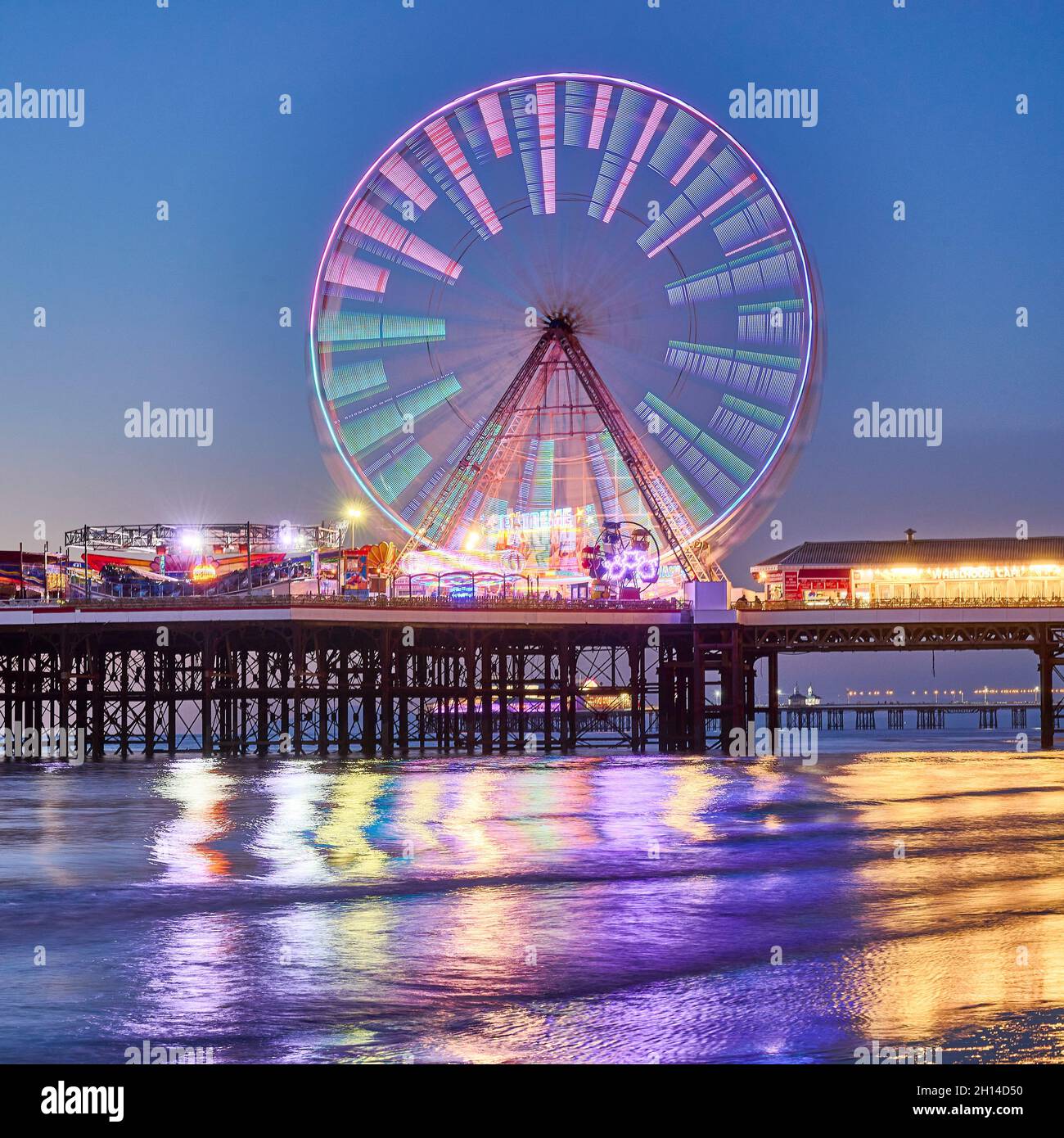 Das Riesenrad am Central Pier während der Beleuchtung Stockfoto