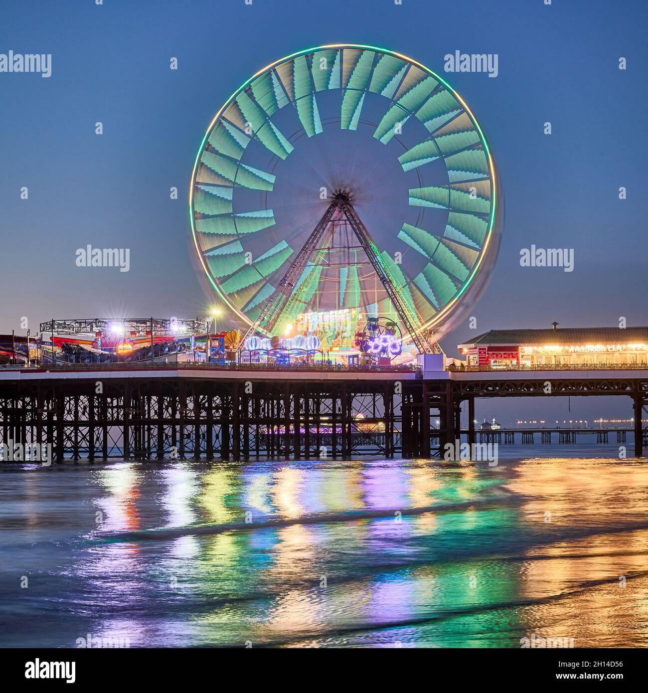 Das Riesenrad am Central Pier während der Beleuchtung Stockfoto