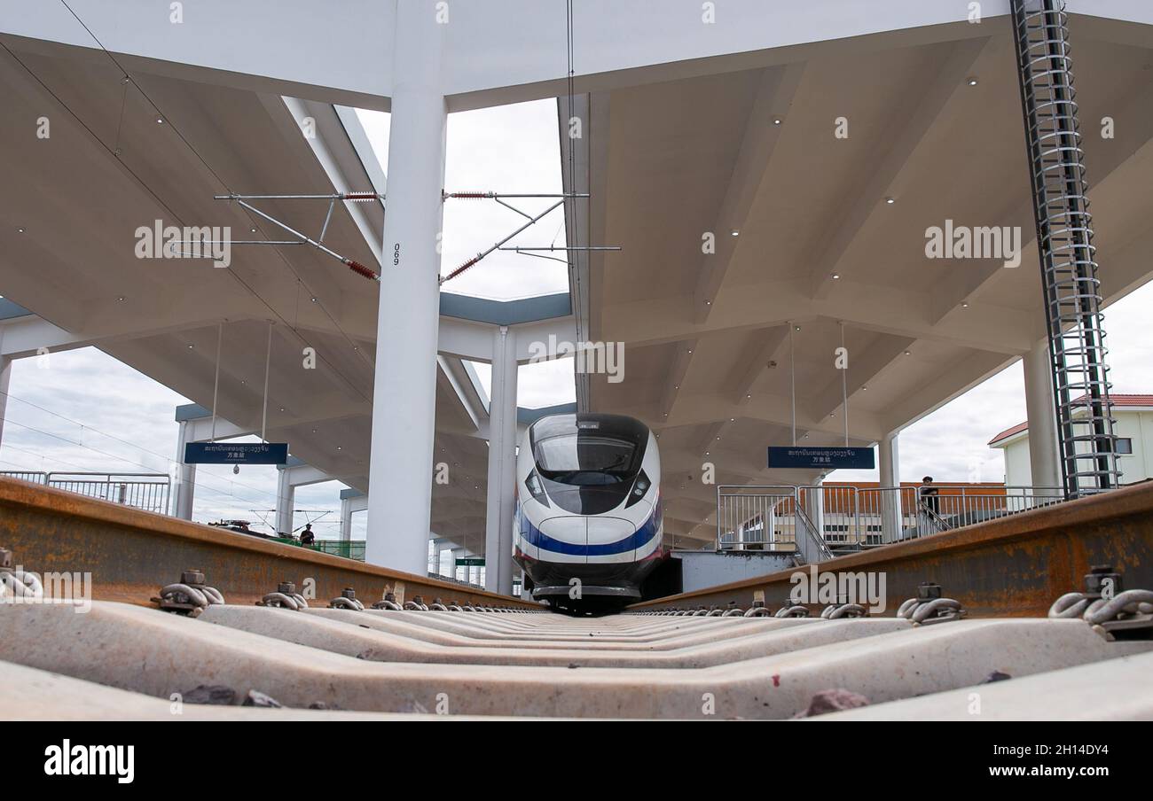 Vientiane, Laos. Oktober 2021. (211016) -- VIENTIANE, 16. Oktober 2021 (Xinhua) -- der Lane Xang Emu Zug kommt am Bahnhof Vientiane in der laotischen Hauptstadt Vientiane an, 16. Oktober 2021. Der stromlinienförmige Hochgeschwindigkeitszug, kurz EMU, für die China-Laos-Eisenbahn, kam am Samstag auf dem neu erbauten Bahnhof Vientiane der China-Laos-Eisenbahn an. Der EMU-Zug wurde bei einer Übergabe an die Laos-China Railway Co., Ltd., ein Joint Venture mit Sitz in der laotischen Hauptstadt Vientiane, das für den Bau und Betrieb der Eisenbahn verantwortlich ist, offiziell übergeben Stockfoto