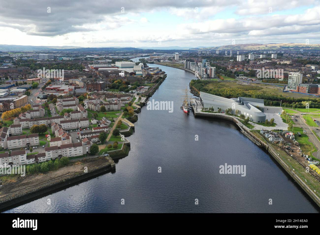 Luftdrohnenansicht des Flusses Clyde in Glasgow mit Blick nach Westen in Richtung Govan und Riverside Museum Stockfoto