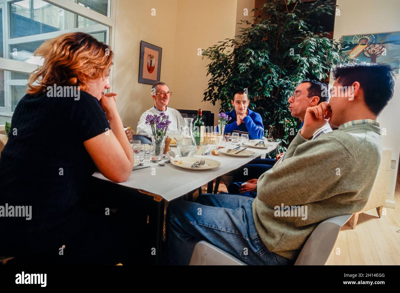 Paris, Frankreich, Gruppenmenschen, Sitzen am Tisch, AIDS-NRO-HELFER, Gruppe Militanten, Essen im Büro 'Arc en Ciel', 1990er Jahre, franzosen in hiv Aids, ehrenamtliche Community sprechen Stockfoto