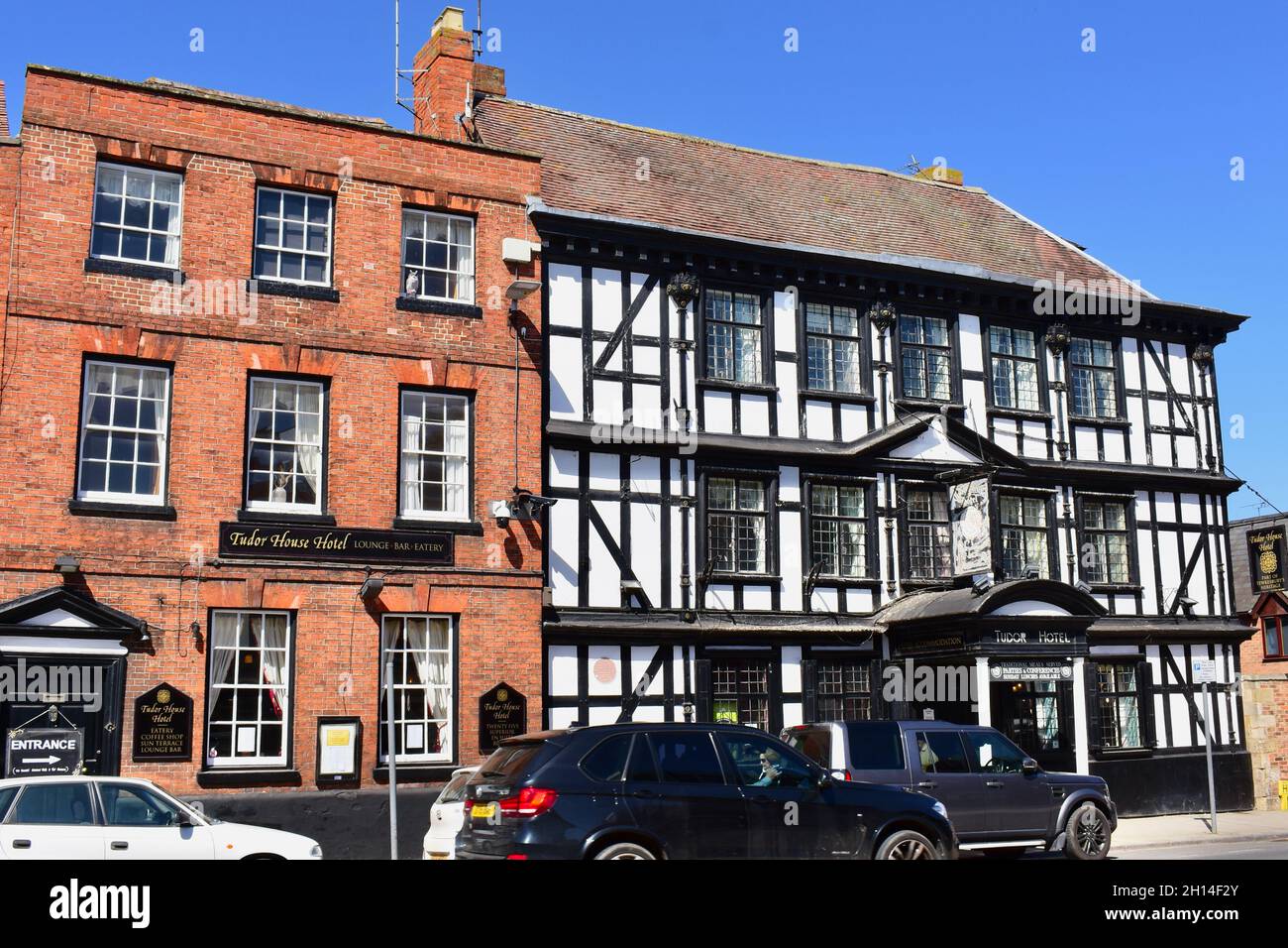 Das Tudor House Hotel im Stadtzentrum ist ein atemberaubendes Hotel aus dem 16. Jahrhundert mit Eichenbalken, das sich in der High Street an der Rückseite des Flusses Avon befindet. Stockfoto