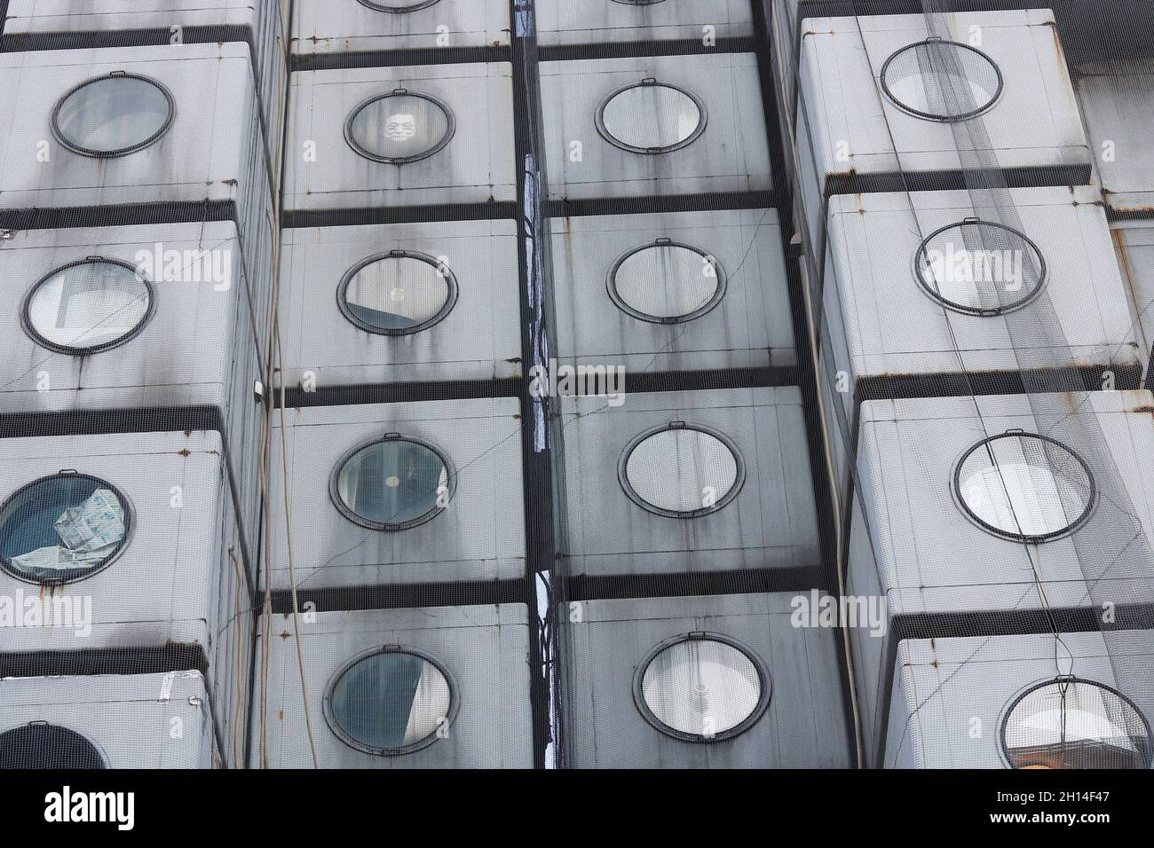 Detail des von Kisho Kurokawa entworfenen Capsule Tower in Tokio. (10/2021) Stockfoto