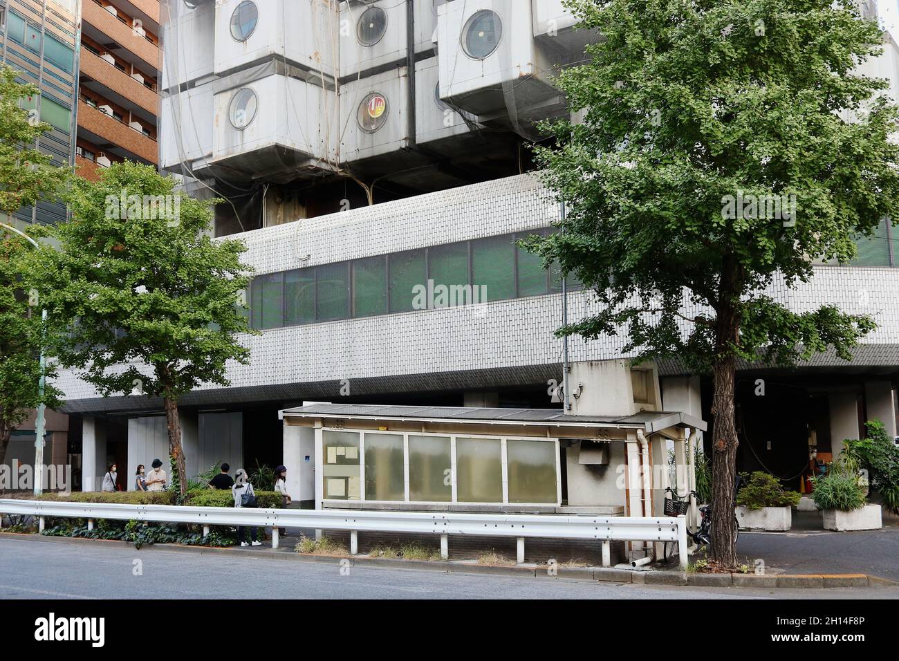 Blick auf den unteren Teil des legendären Nakagin Capsule Tower in Tokio von Kisho Kurokawa. (10/2021) Stockfoto