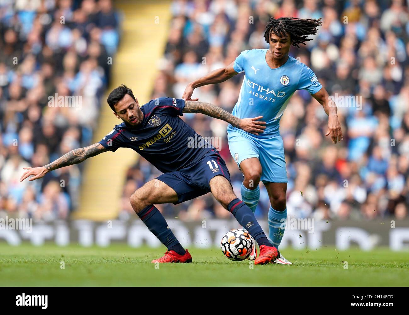 Manchester, Großbritannien, 16. Oktober 2021. Nathan Ak von Manchester City (R) fordert Dwight McNeil von Burnley während des Spiels der Premier League im Etihad Stadium in Manchester heraus. Bildnachweis sollte lauten: Andrew Yates / Sportimage Stockfoto