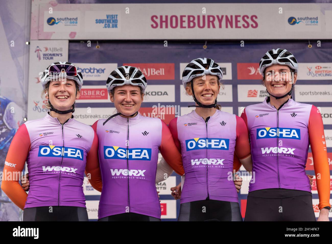 Phoebe Martin, Connie Hayes, Francecia Morgans-Slader, Alice Lethbridge bereitet sich auf das Radrennen der Women's Tour vor, die Etappe 4, die von Shoeburyness aus startet Stockfoto