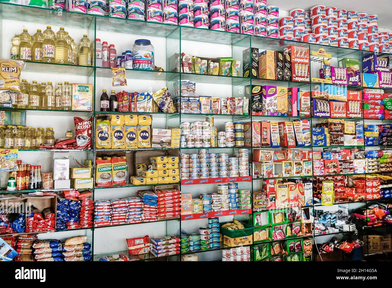 Cartagena Kolumbien, Zentrum, Zentrum, Getsemani, Lebensmittelgeschäft kleiner Lebensmittelgeschäft Bodega, innen Innenausstellungverkauf Regal Regale Lebensmitteldosen Stockfoto