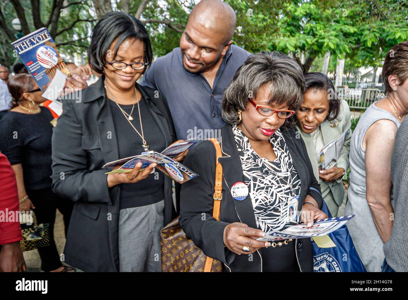 Miami Florida, Stephen Clark Government Center, Präsidentschaftswahlkampf der Demokratischen Partei, schwarze Frau, weiblicher Mann, Wähler, Informationsblatt mit Lektüre Stockfoto