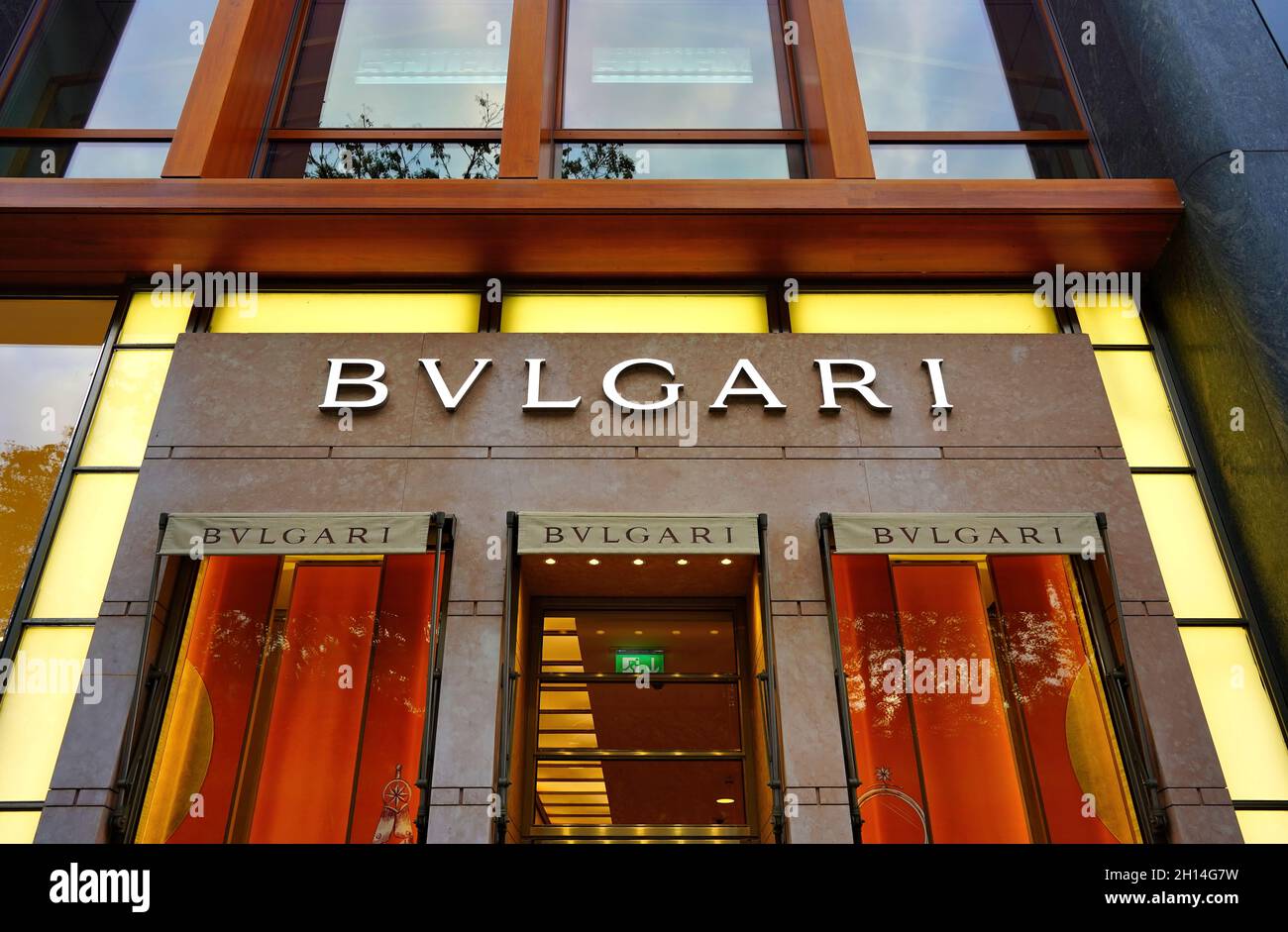 Bulgari-Ladenfront an der Königsallee in Düsseldorf. Bulgari ist ein italienisches Unternehmen, das für Luxusschmuck, Uhren, Parfüm und Lederwaren bekannt ist. Stockfoto