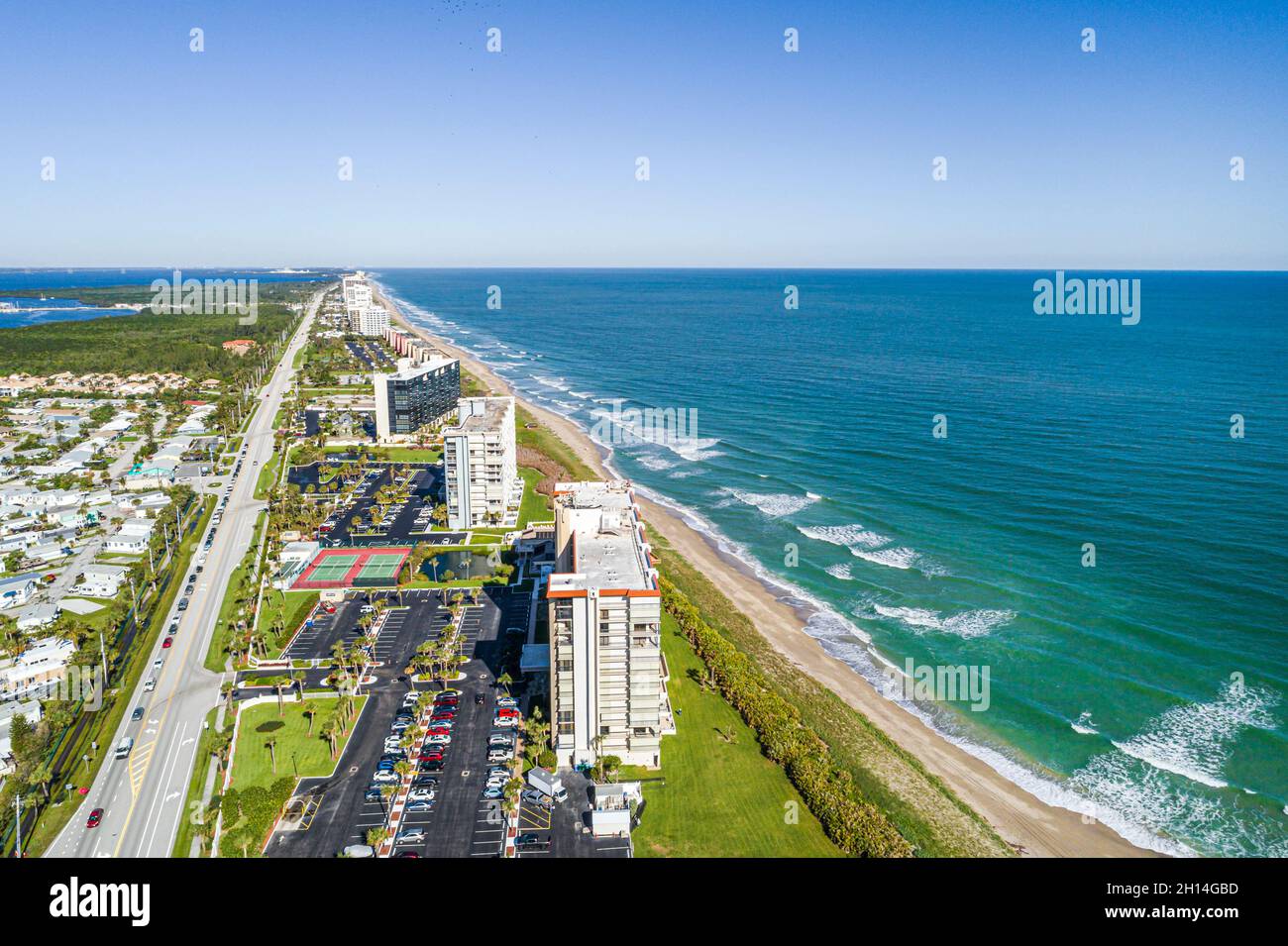 Jensen Beach Florida Hutchinson Barrier Island, Hochhäuser mit Wohnhäusern, State Road A1A Atlantischer Ozean Luftaufnahme von oben Stockfoto