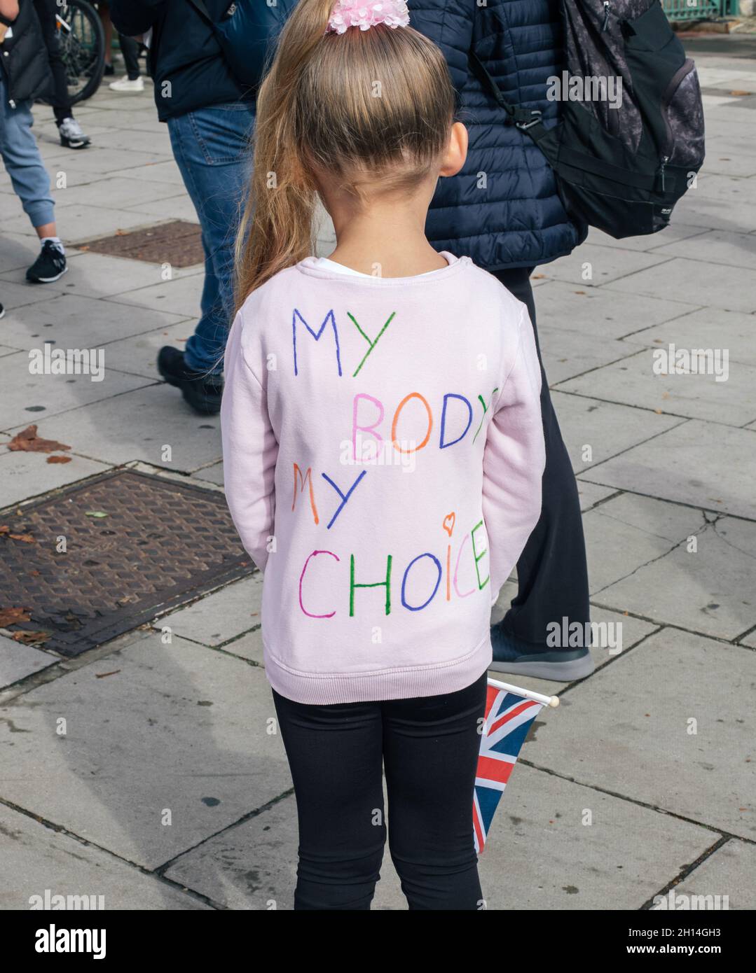London, England, Vereinigtes Königreich 16. Oktober 2021 Protest gegen Sperrung und Impfung. Menschen für die Menschen. Rund zweihundert Demonstranten versammelten sich im Hyde Park, um gegen Covid-Pässe und die Impfung von Kindern zu protestieren Stockfoto