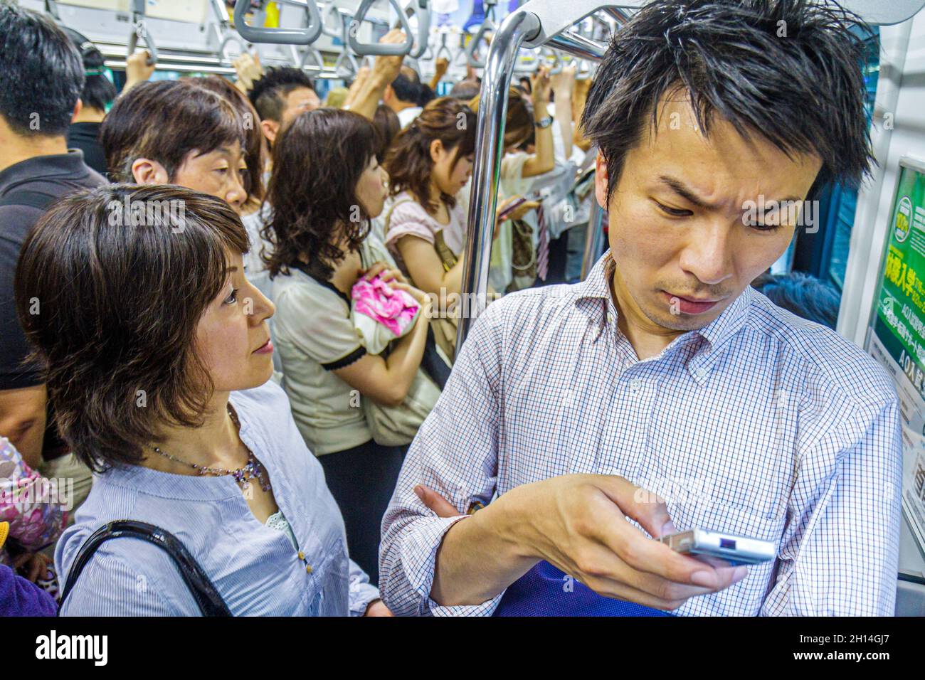 Tokio Japan, JR Shibuya Station U-Bahn-Zug, Yamanote Line, Passagiere Fahrer Pendler, asiatische Mann Handy lesen SMS-Nachrichten Frau Stockfoto