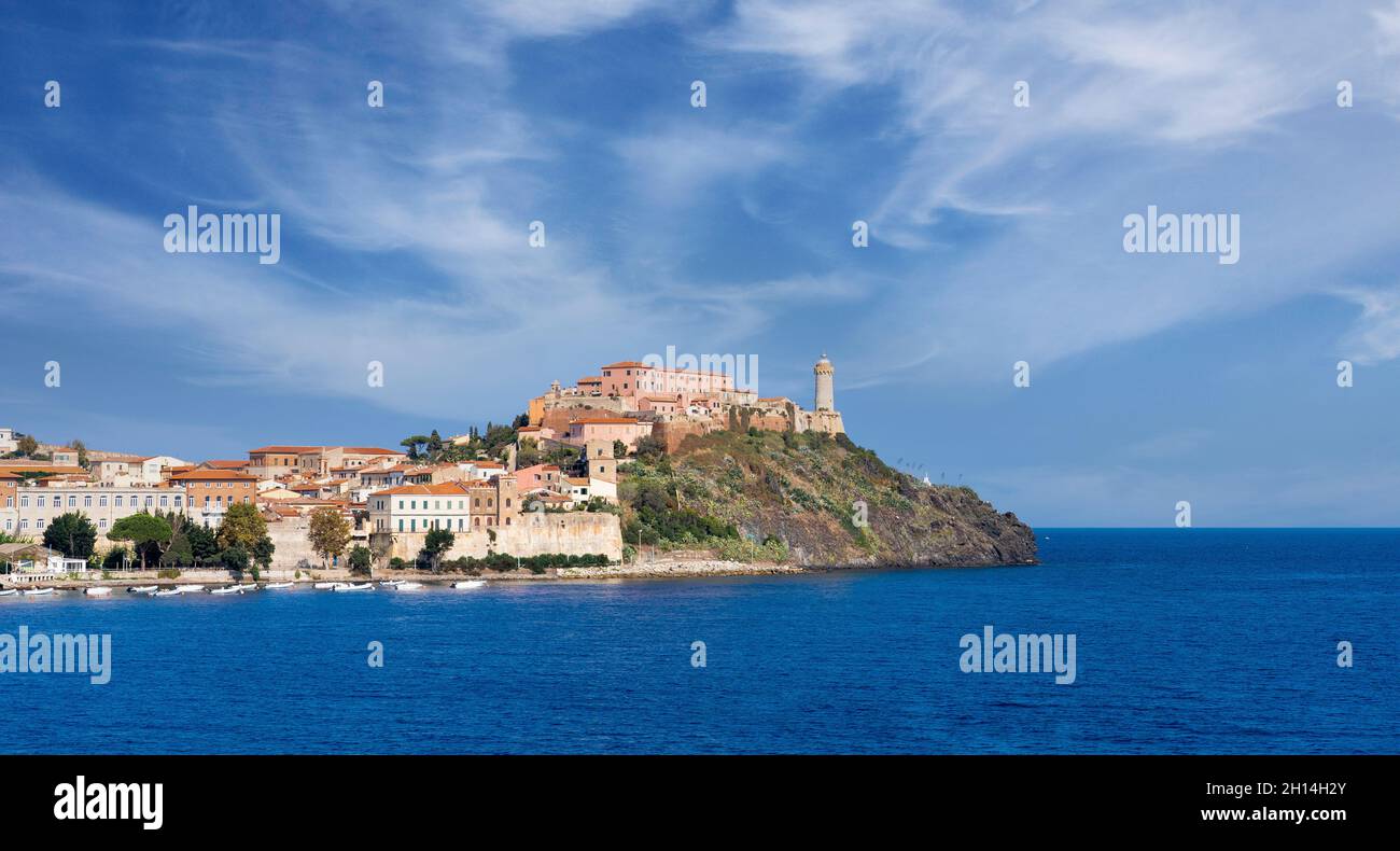 Stadtbild und Skyline von Portoferraio und seiner berühmten Festung, Hauptstadt der Insel Elba, Toskanischer Archipel, Toskana, Italien Stockfoto