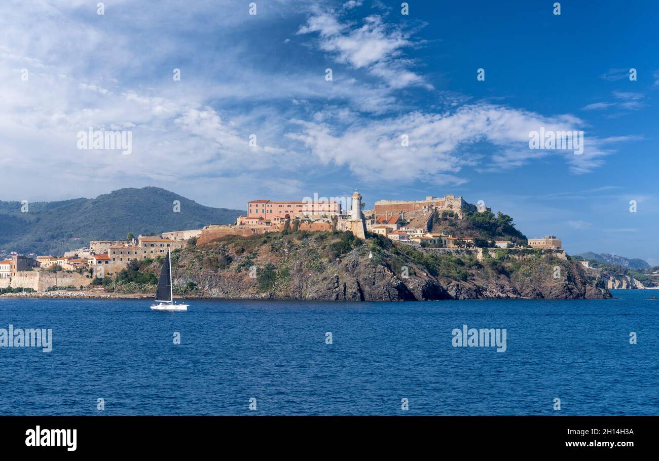 Stadtbild und Skyline von Portoferraio und seiner berühmten Festung, Hauptstadt der Insel Elba, Toskanischer Archipel, Toskana, Italien Stockfoto