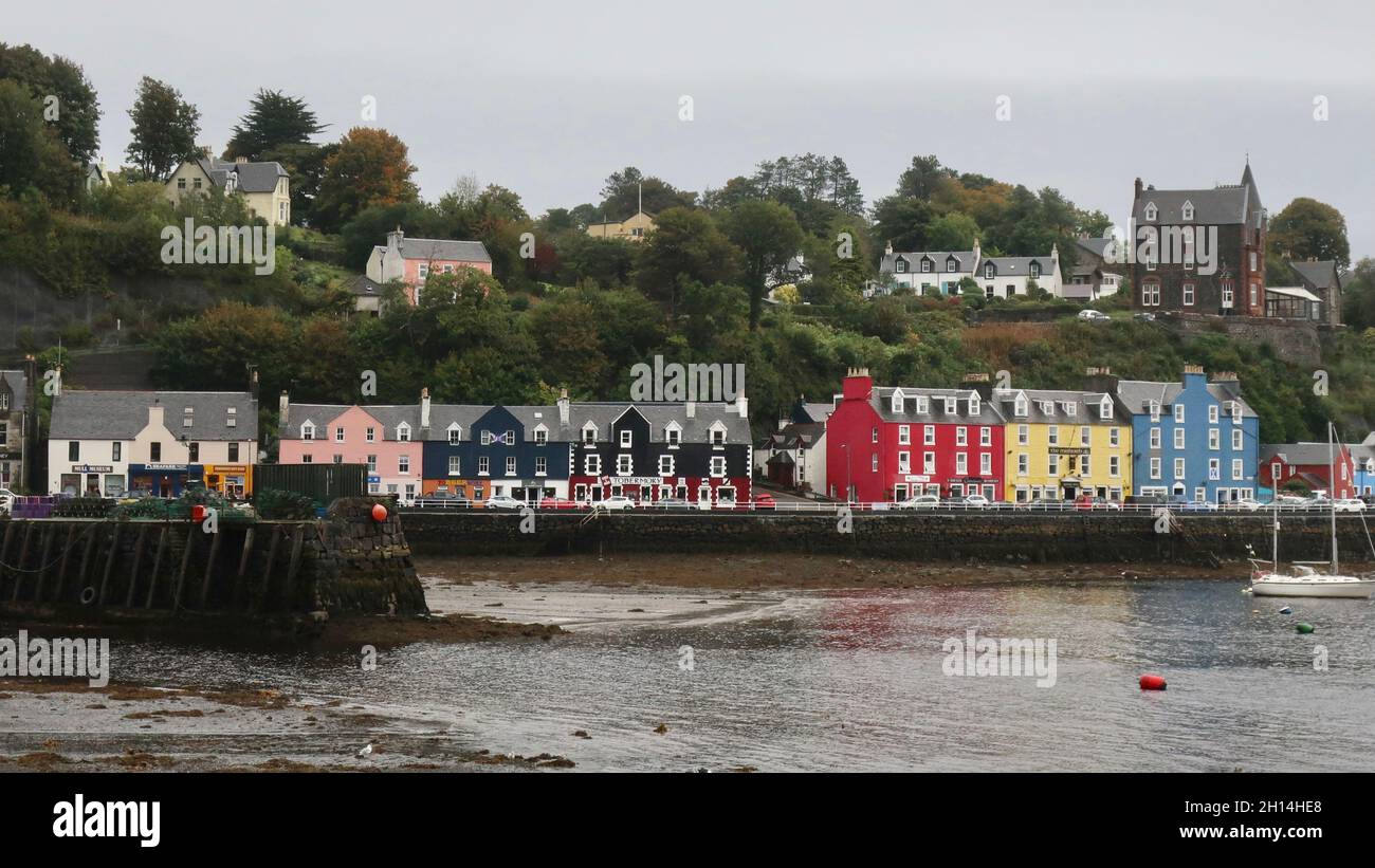 Tobermory, Isle of Mull - 8. Oktober 2021: Beliebter Kreuzfahrtstopp auf den westlichen Inseln Schottlands, Großbritannien Stockfoto