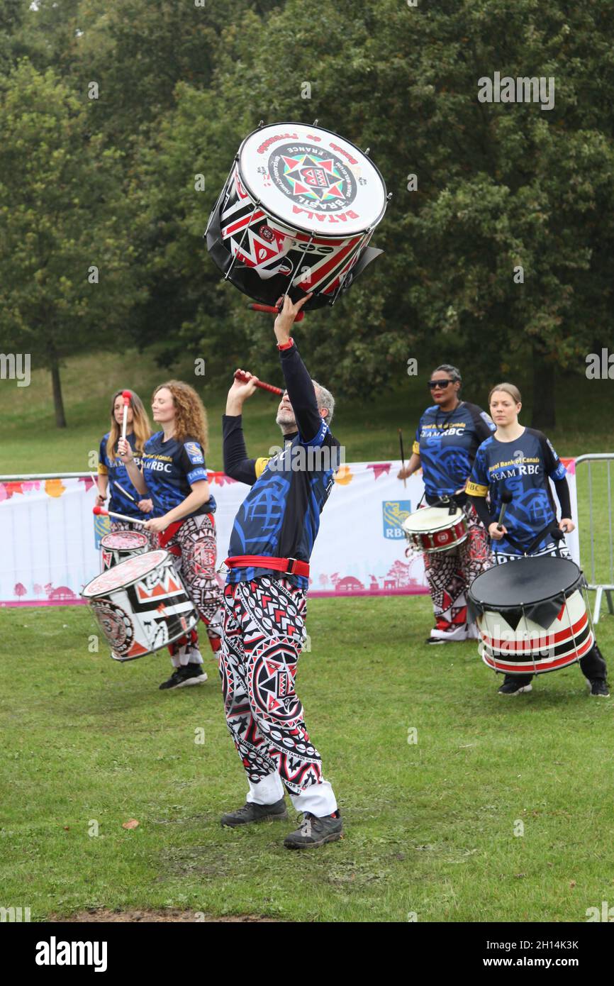 Team RBC Batala Drumming Band, unterhaltsame Royal Parks Halbmarathon-Veranstaltung, Hyde Park, London, England, Oktober 2021 Stockfoto