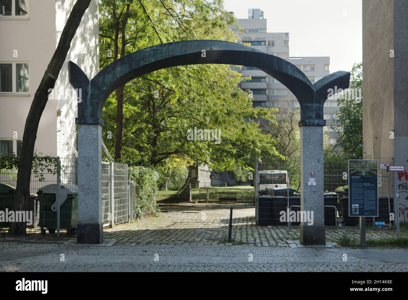 Gedenkbogen auf dem Platz, an dem einst die Alte Philharmonie in Berlin stand. Das im Zweiten Weltkrieg stark beschädigte Gebäude der Alten Philharmonie wurde nach dem Krieg abgerissen. Stockfoto