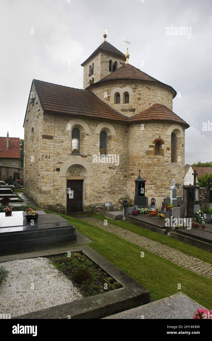 Romanische Kirche der Heiligen Maria Magdalena (Kostel svaté Máří Magdalény) aus der ersten Hälfte des 12. Jahrhunderts in Přední Kopanina bei Prag in Mittelböhmen, Tschechische Republik. Stockfoto