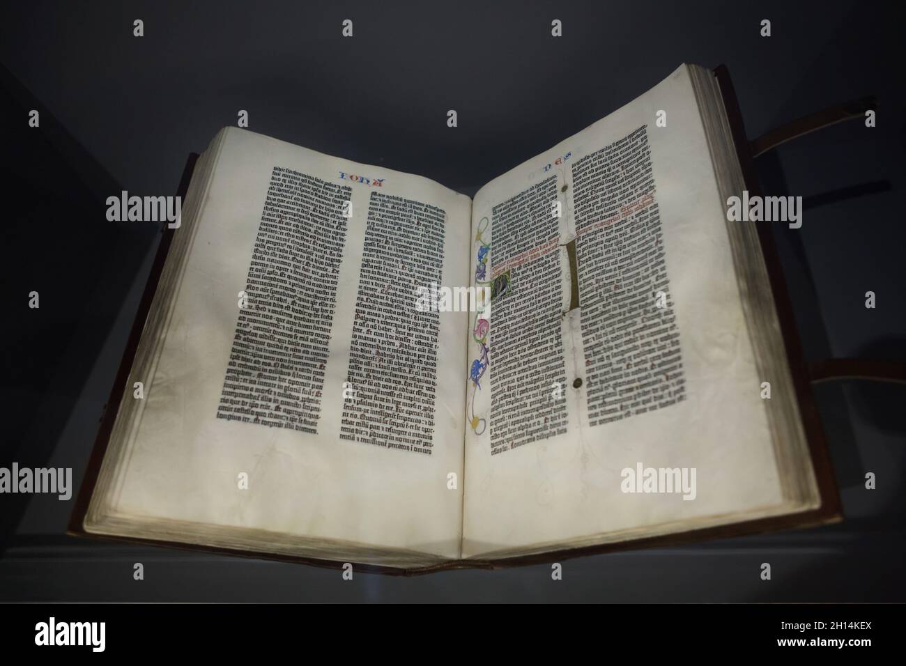 Die Gutenberg-Bibel, auch bekannt als die 42-zeilige Bibel, die der deutsche mittelalterliche Drucker und Verleger Johannes Gutenberg 1454-1455 auf Pergament gedruckt hatte, befindet sich heute im Besitz der Staatsbibliothek zu Berlin und ist in der Ausstellung „Spätgotik“ in der Berliner Gemäldegalerie in Berlin zu sehen. Stockfoto