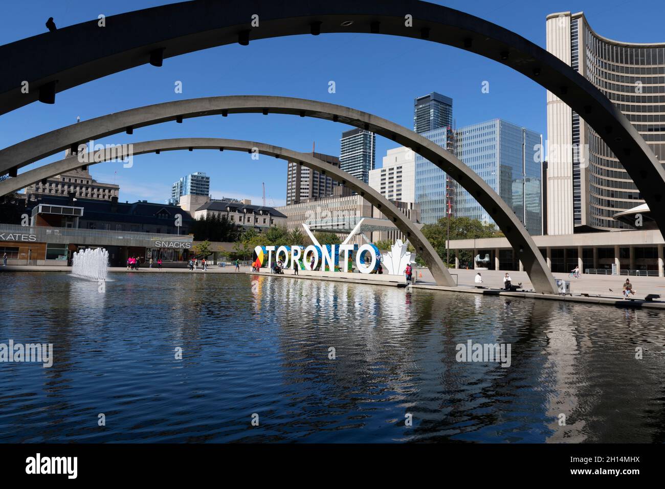 Toronto Schild und Toronto City Hall am Nathan Phillips Square. Toronto, Ontario, Kanada. Stockfoto