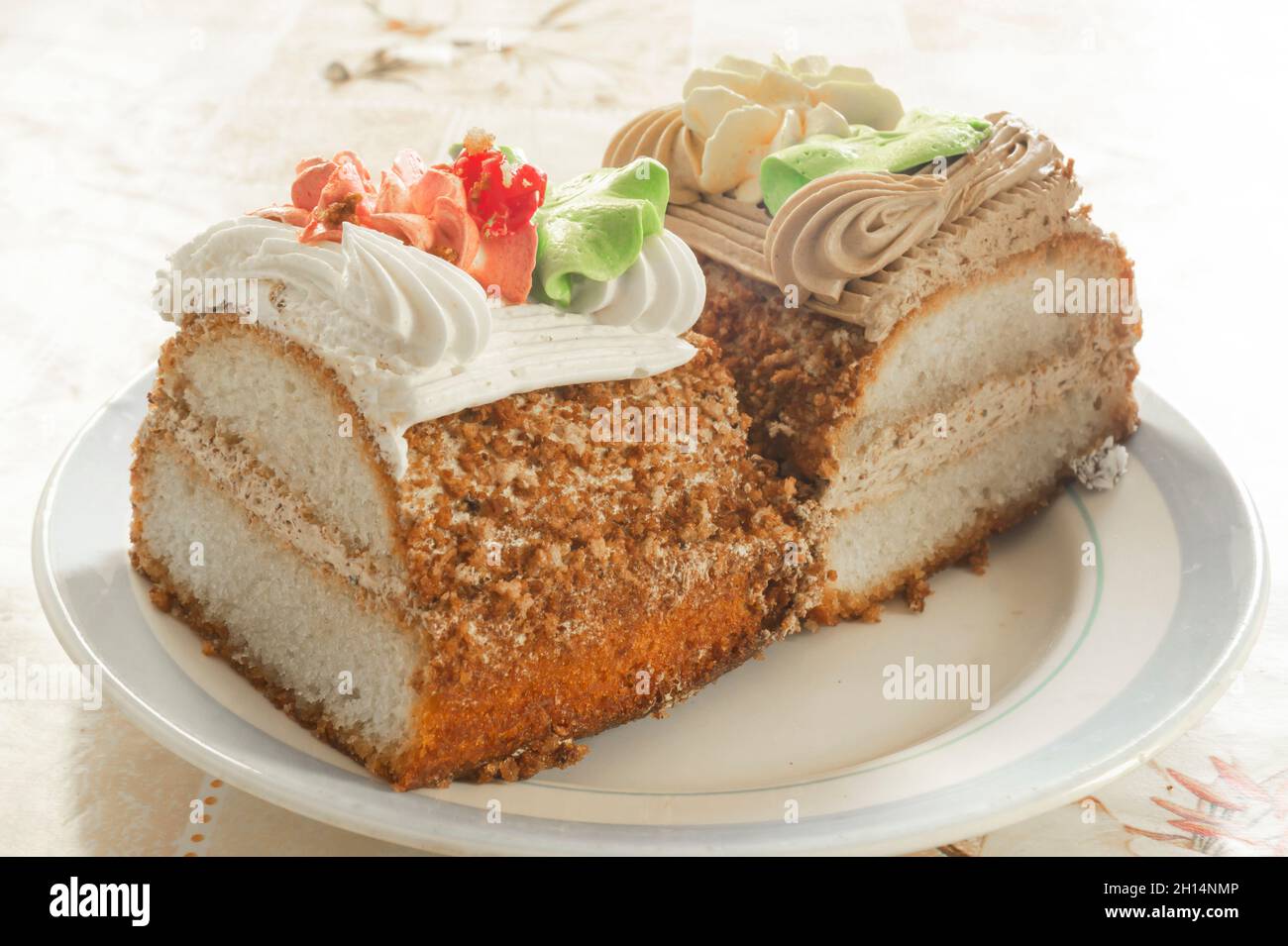 Ein Stück süßer Kuchen auf einem Teller auf dem Tisch. Köstliches Dessert zum Frühstück Stockfoto