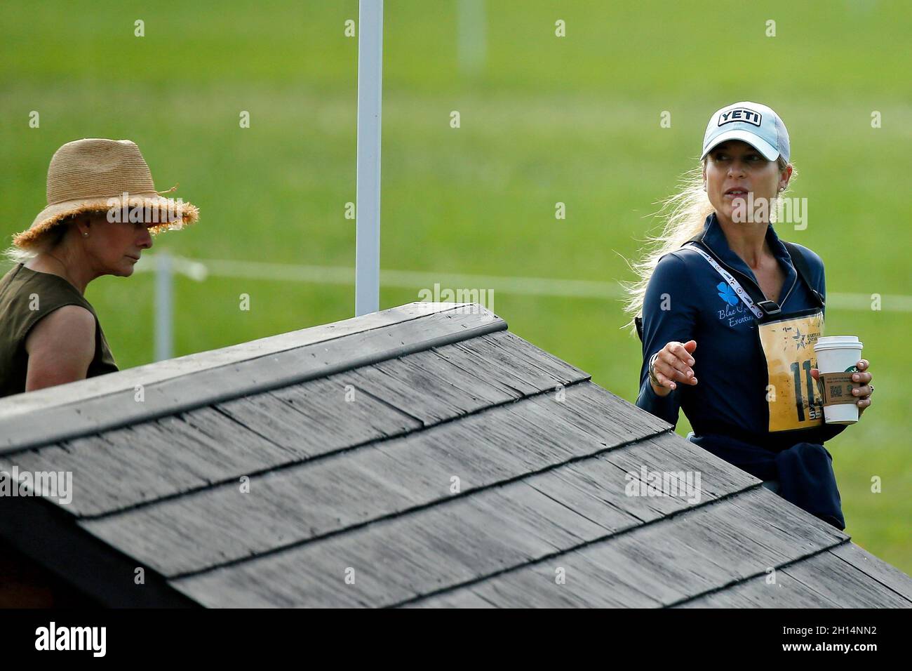 Fair Hill, MD, USA. Oktober 2021. 16. Oktober 2021: Valerie Pride (USA) untersucht den Kurs während des Cross Country Tests auf dem Niveau von 3* während des Maryland Five-Star in der Fair Hill Special Event Zone in Fair Hill, Maryland am 16. Oktober 2021. Jon Durr/Eclipse Sportswire/CSM/Alamy Live News Stockfoto