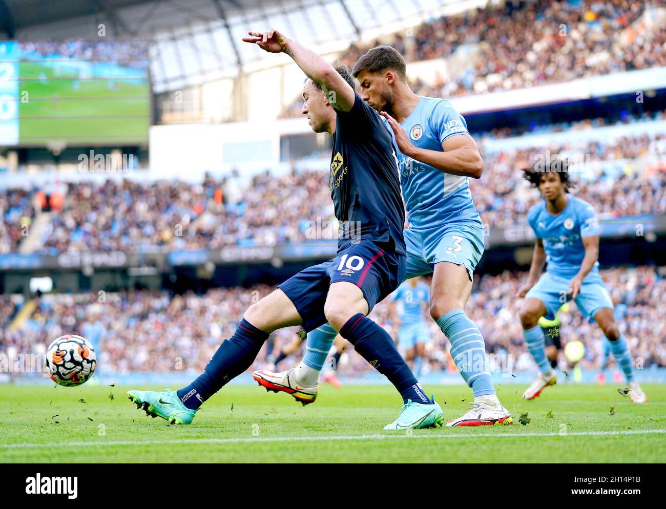 Ashley Barnes von Burnley (links) und Ruben Dias von Manchester City kämpfen während des Spiels der Premier League im Etihad Stadium in Manchester um den Ball. Bilddatum: Samstag, 16. Oktober 2021. Stockfoto