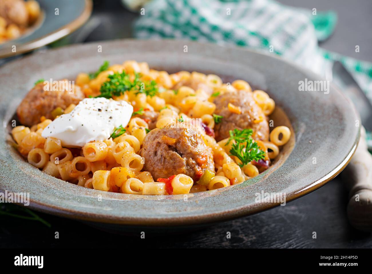 Italienische traditionelle Ditalini-Pasta mit Fleischbällchen in ...