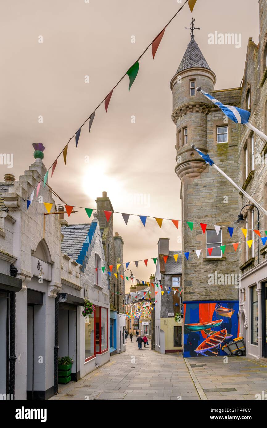 Einkaufsstraße im Stadtzentrum mit dem Grand Hotel auf der rechten Seite, Lerwick, Festland, Shetland, Schottland, VEREINIGTES KÖNIGREICH Stockfoto