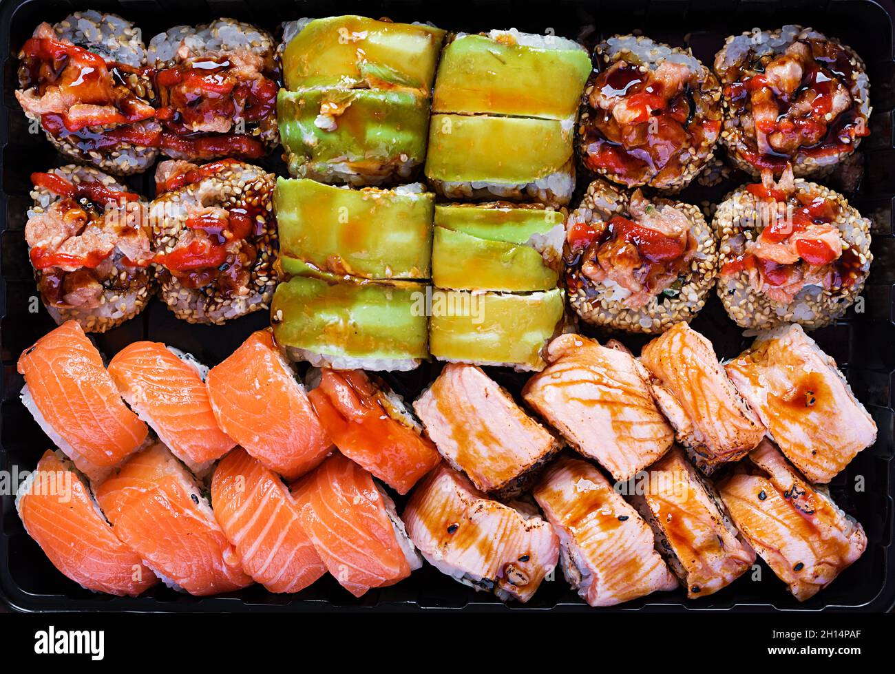 Asiatische Küche. Sushi, rollt auf schwarzem Hintergrund.Draufsicht, oben Stockfoto