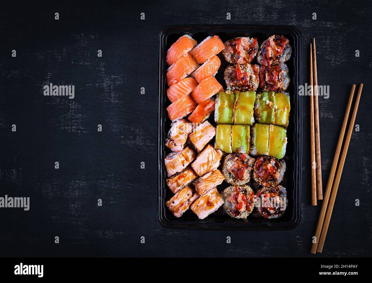 Asiatische Küche. Sushi, rollt auf schwarzem Hintergrund.Draufsicht, oben Stockfoto