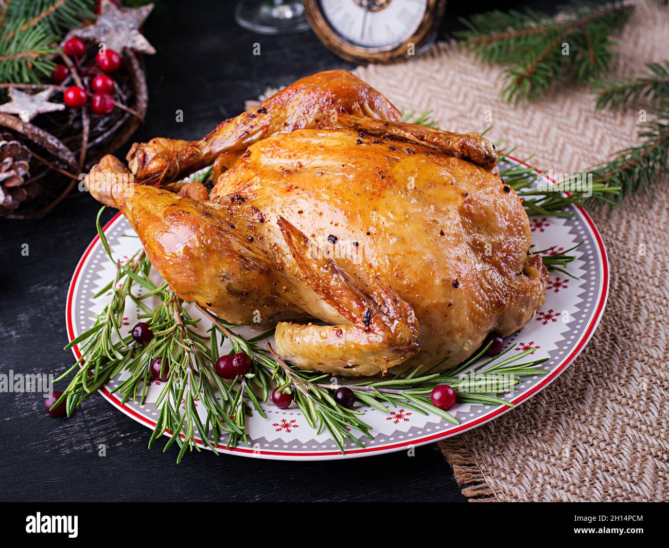 Gebackenes Huhn oder pute. Der Weihnachtstisch wird mit truthahn serviert, geschmückt mit hellem Lametta. Gebratenes Huhn, Tisch. Weihnachtsessen. Tabelle Setti Stockfoto