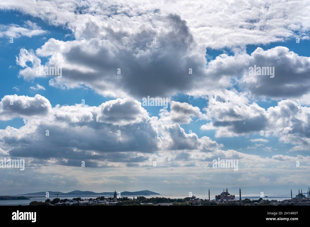 Blick auf Istanbul vom Galata-Turm in der Türkei. Golden Horn Bucht von Istanbul und Blick auf Moschee mit Sultanahmet Bezirk gegen blauen Himmel und Wolken. Stockfoto