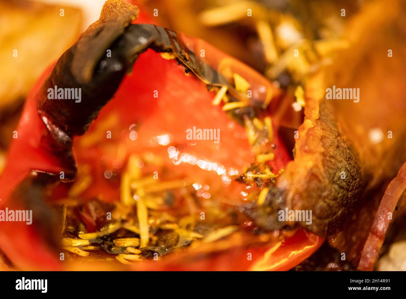 Makrofutter: Speck, Pfeffer, Kartoffel, Champignon aus der Nähe, warmes, weiches Licht, Horizontales Format Stockfoto